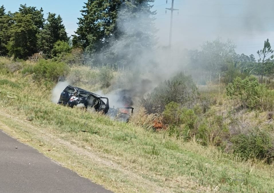Un auto se incendió tras despistar y volcar en la Autovía 14: dos mujeres sufrieron lesiones graves