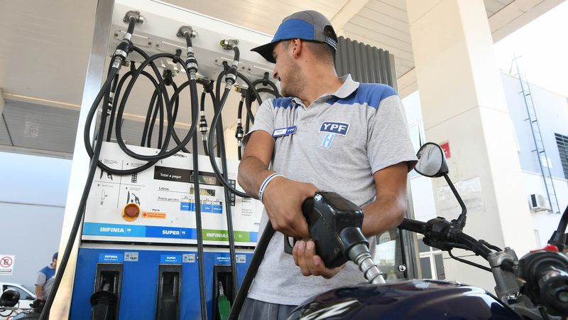 Aumentaron los combustibles y el litro de nafta súper es 135 pesos más caro en Entre Ríos que en CABA