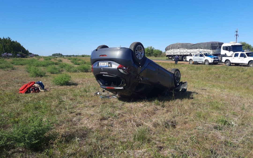 Autovía 14: un matrimonio despistó y volcó con su auto tras esquivar un zorro cerca de Chajarí