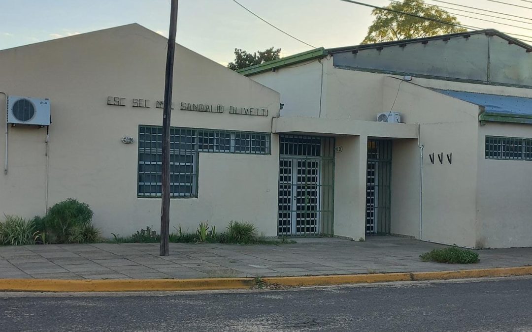 Madre de un alumno agredió a la rectora de la Escuela «Sandalio Olivetti»: Convocan a una concentración en el edificio