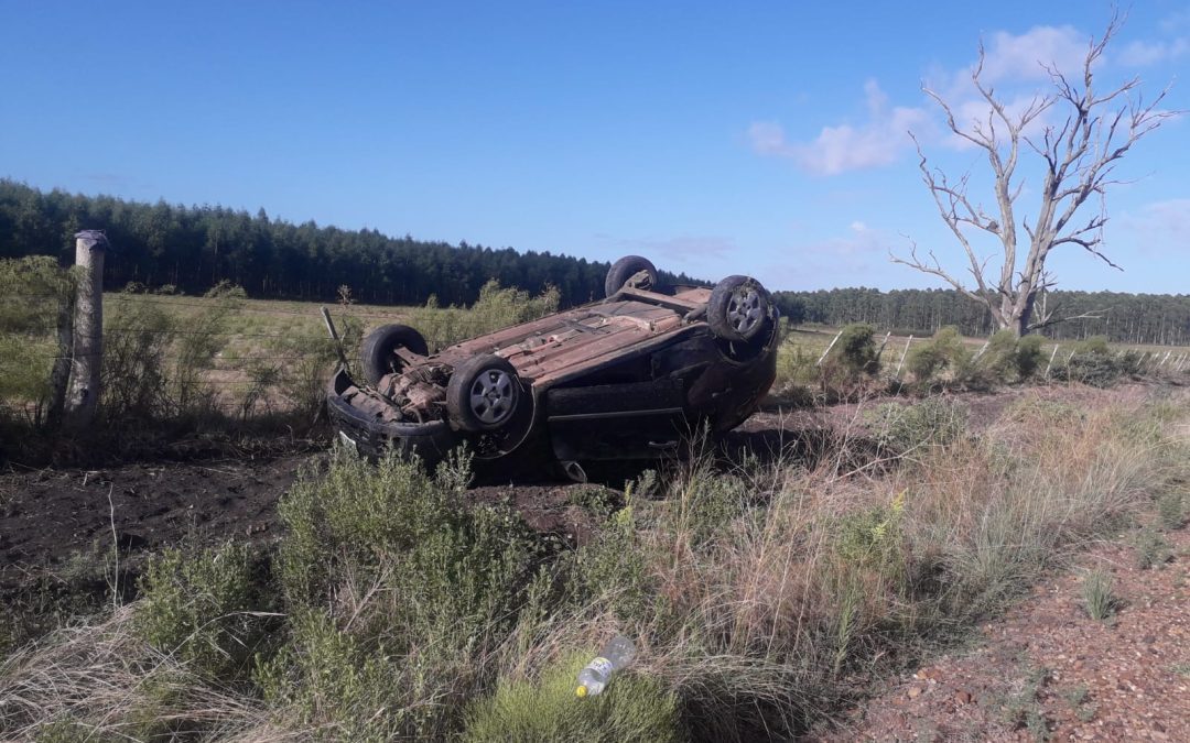 Dpto. Federación: Conductor perdió el control del auto y volcó en un camino rural