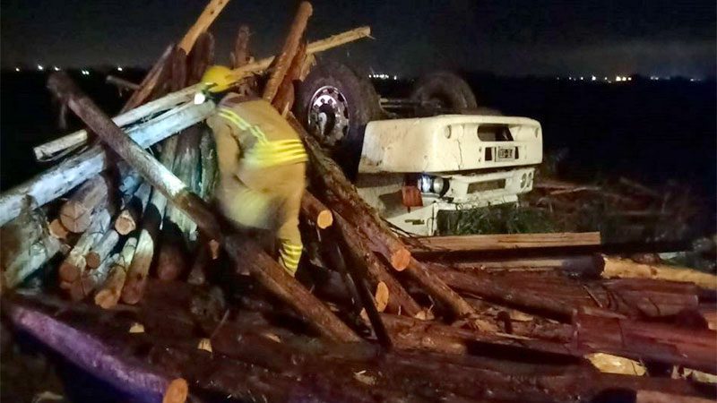 Fatal accidente: dos fallecidos tras vuelco de camión en rotonda de Ruta Nº 26