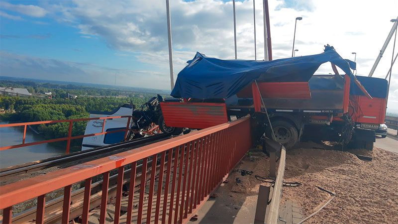 Fotos y video: así retiraron el camión que quedó colgando de Puente en Zárate