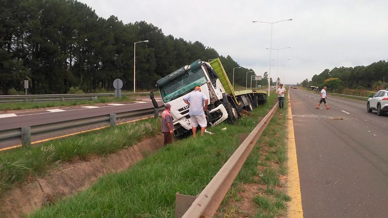 Despistó un camión y terminó volcado en el cantero central de la Autovía 14