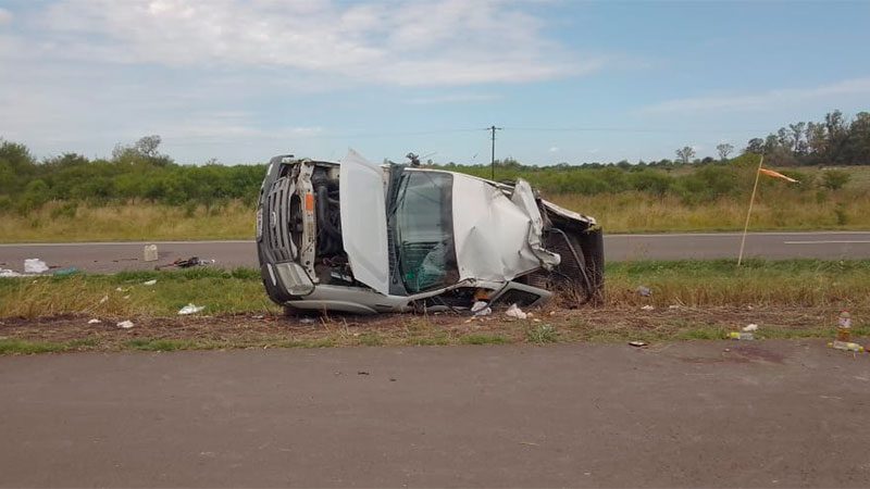 Conductor fue hospitalizado tras impresionante vuelco en la Ruta 18