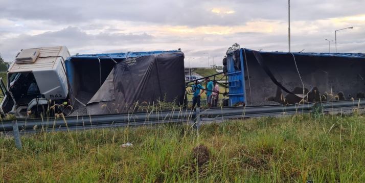 Autovía 14: Volcó un camión cargado con piedras en el ingreso a La Criolla