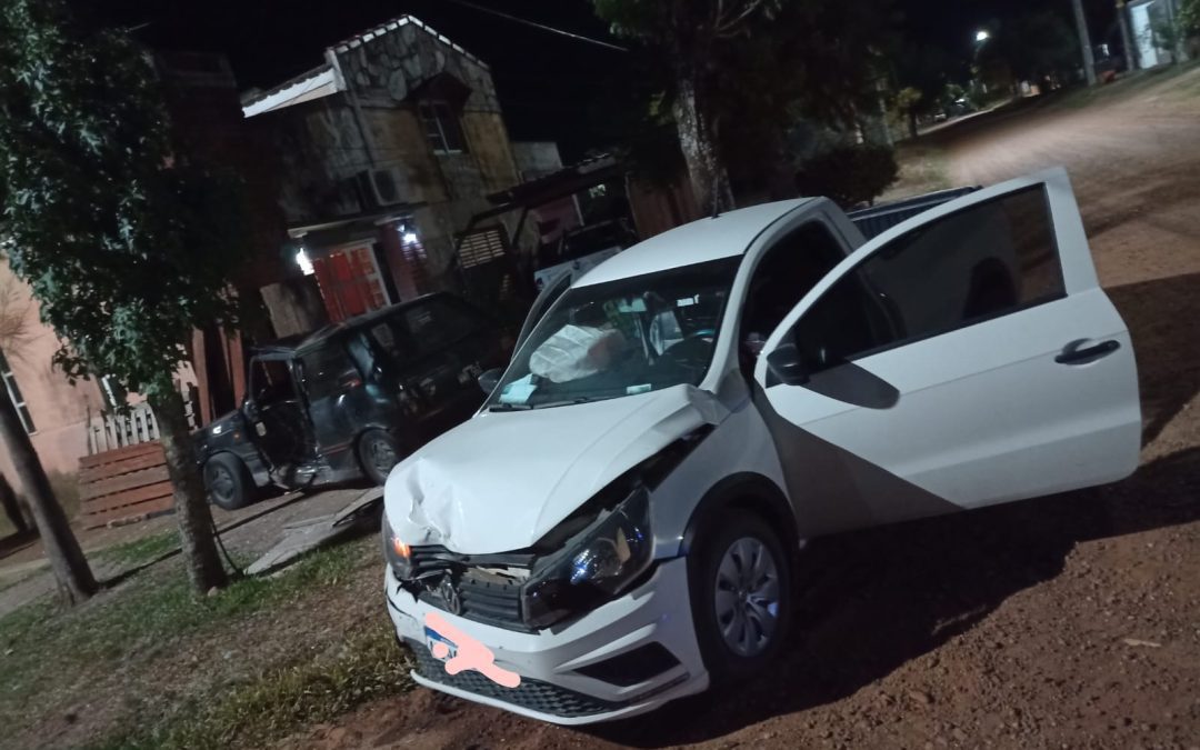 Tras fuerte choque, un auto impactó contra una vivienda en Chajarí: dos lesionados