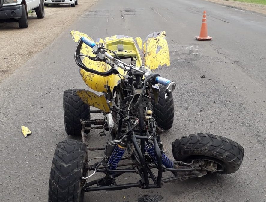 Milagro en Ruta 2: Conductor de un cuatriciclo sufrió lesiones leves tras chocar contra un camión