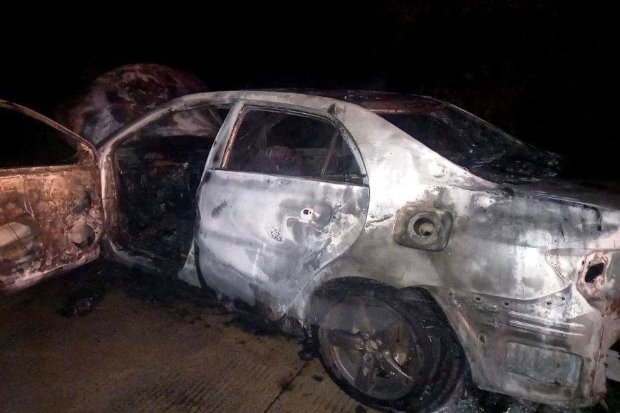 Un vehículo fue consumido por las llamas en la autovía. Los dos ocupantes resultaron ilesos