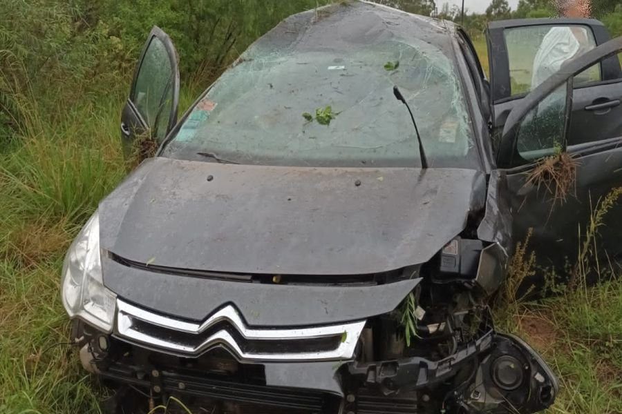 Federación: Un espejo de agua habría provocado el despiste de un auto en la autovía 14