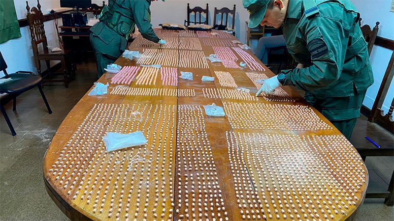 Viajaba por la ruta 14 con 20.000 pastillas de éxtasis y cuatro kilos de cocaína