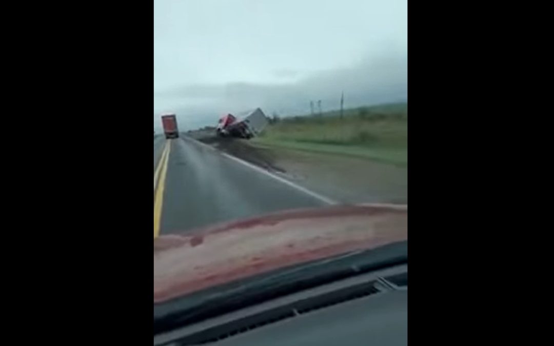 Video: volcó camión y otro fue filmado cuando tumbaba a pocos metros en ruta 12