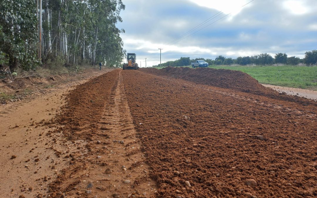 Trabajan en el acondicionamiento de caminos en la zona rural