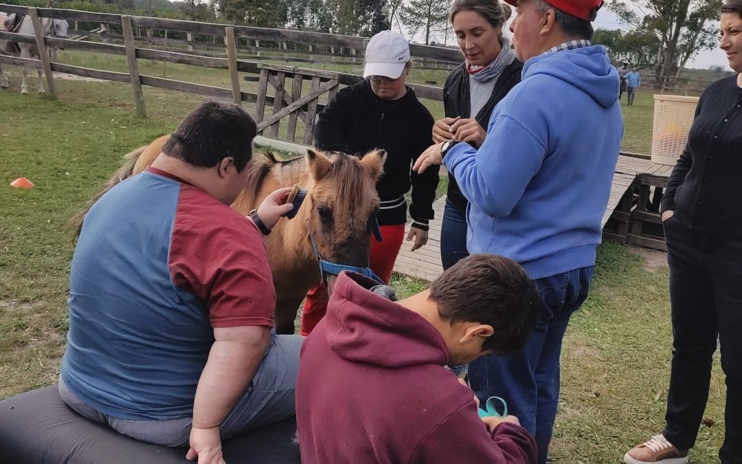 Jóvenes y adultos de Villa del Rosario visitaron un Centro de Rehabilitación con Equinoterapia en Chajarí