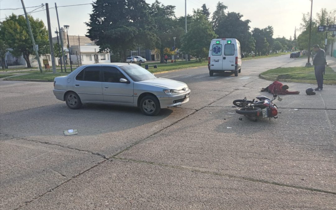 Una motociclista fue hospitalizada tras chocar con un auto en Chajarí