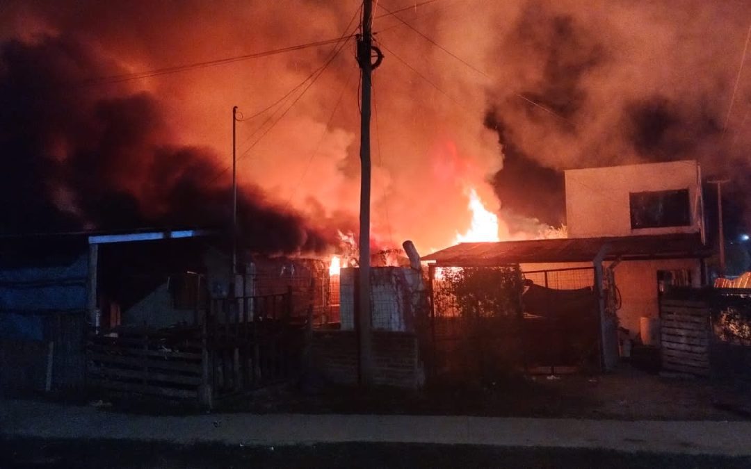 Incendio consumió una casilla de madera y provocó graves daños a otra vivienda en Chajarí