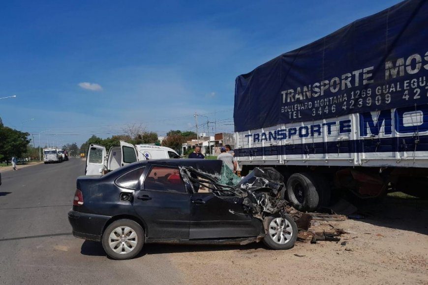 Chocó con su auto contra el acoplado de un camión y quedó atrapado
