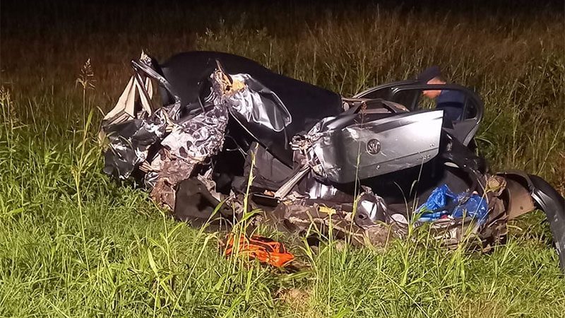 Un auto quedó destrozado al ser chocado de atrás por un colectivo en la Autovía 14