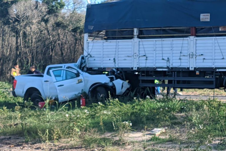 Accidente fatal: camioneta chocó acoplado que se desprendió de un camión