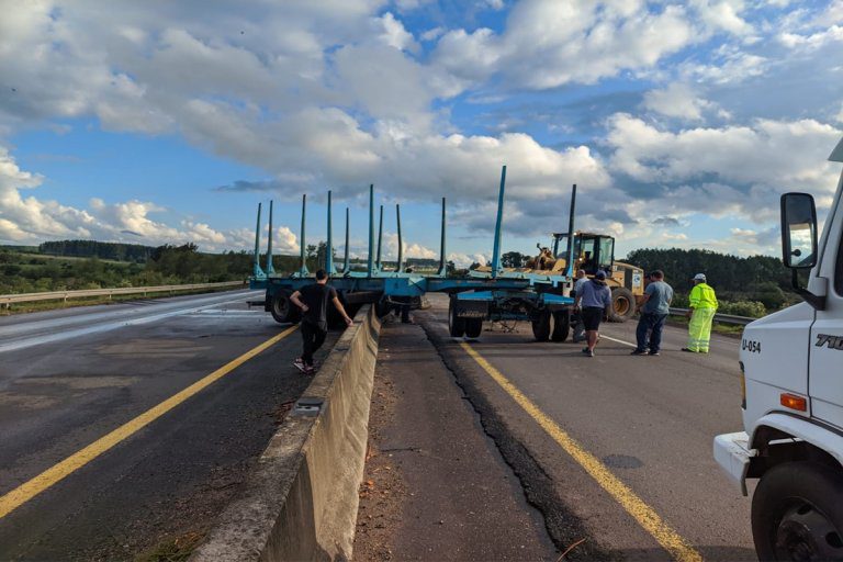 Autovía 14: Camión que se dirigía hacia Mocoretá chocó contra un muro divisor y el acoplado quedó atravesado en ambas manos