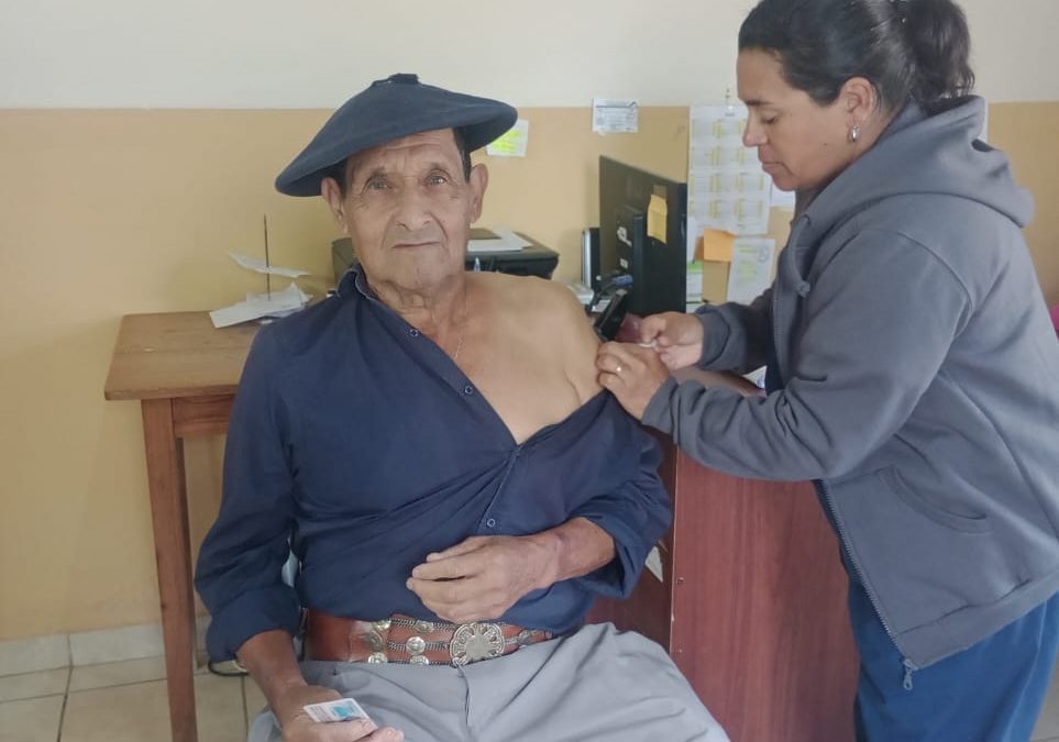 Mayores de 65 años ya pueden vacunarse contra la gripe en el hospital Santa Rosa