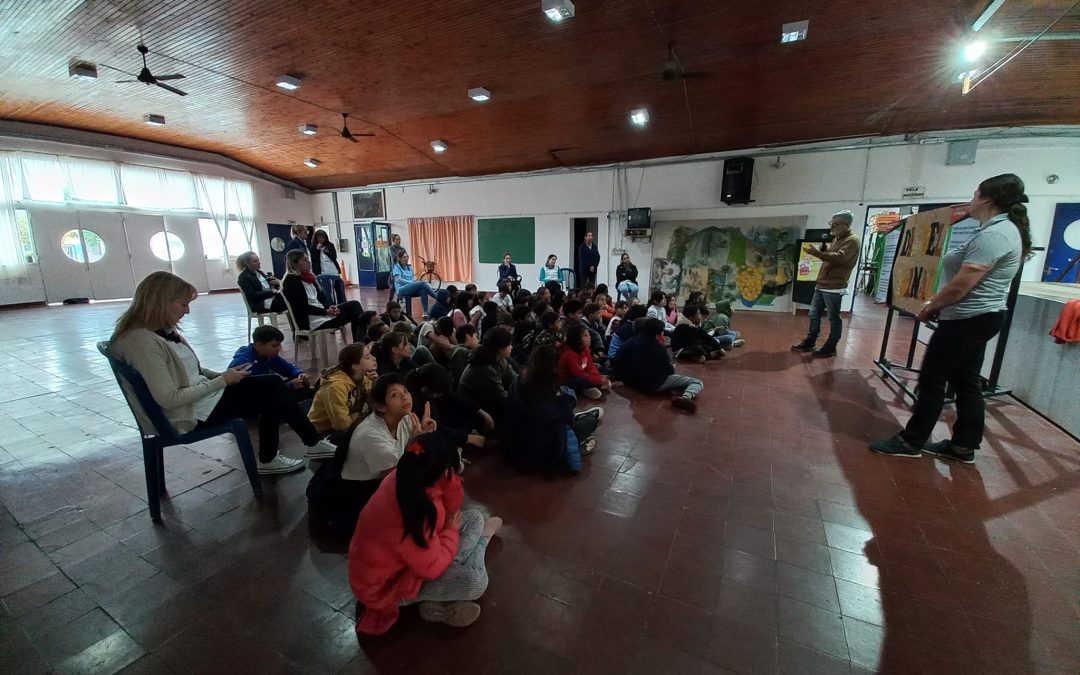 Brindan charlas sobre tenencia responsable de mascotas a alumnos de Villa del Rosario