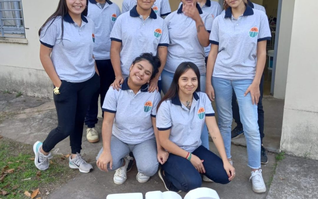 El Gobierno local entregó indumentaria a estudiantes