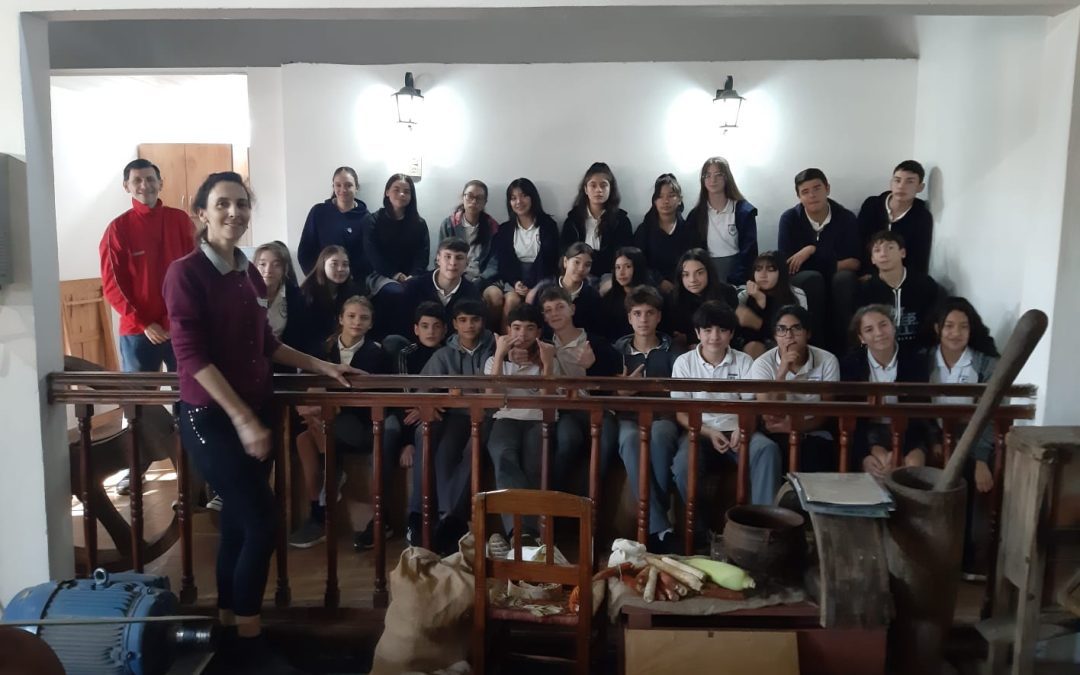 Jóvenes estudiantes visitaron el Museo Molino Harinero de «Polo Olivetti» para conocer más sobre su historia