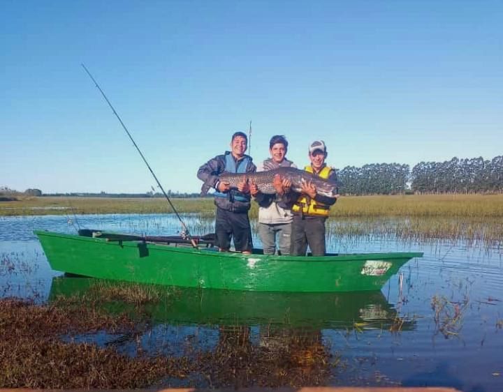 Jóvenes de Villa del Rosario pescaron un surubí de unos 40 kilos