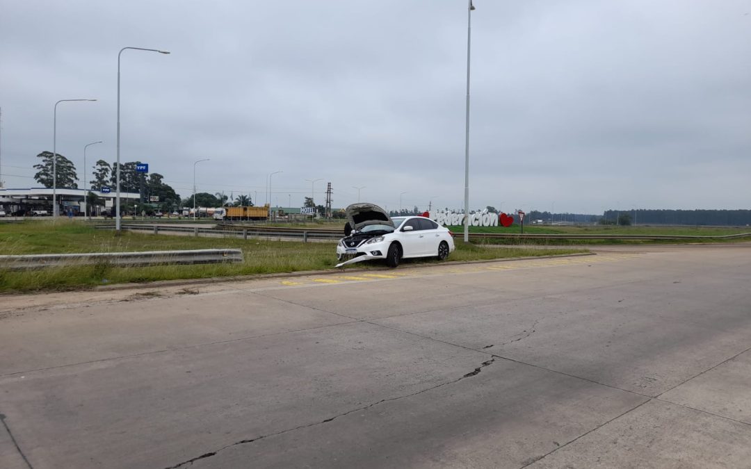 Autovía 14: Auto despistó en la rotonda de acceso a Federación