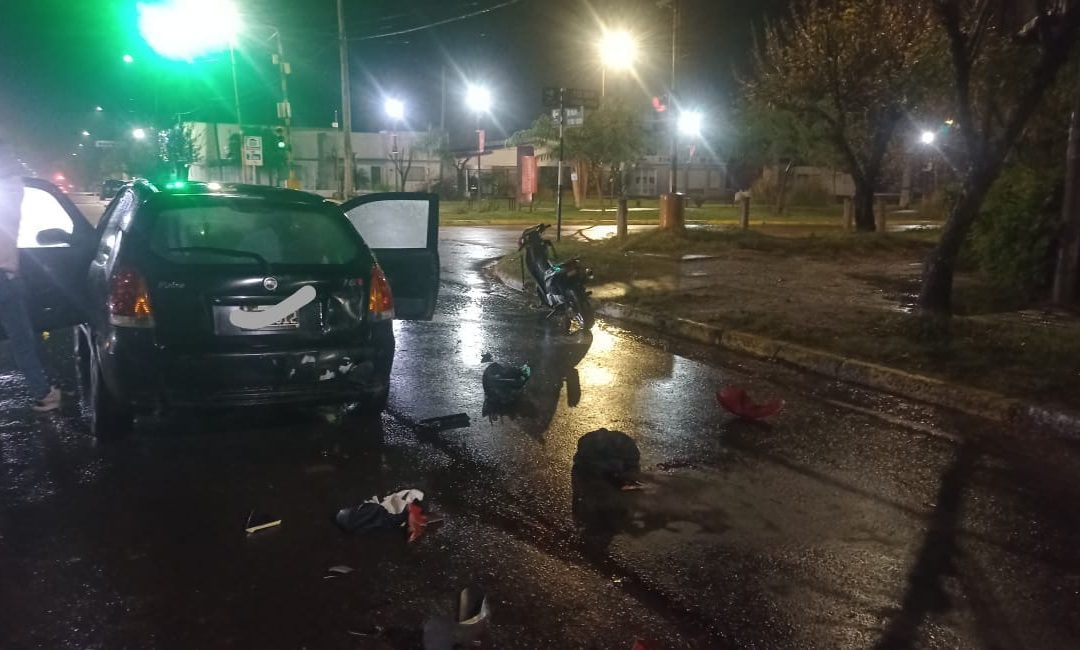 Una moto chocó de atrás a un auto estacionado en Chajarí: ocurrió a una cuadra de otro accidente