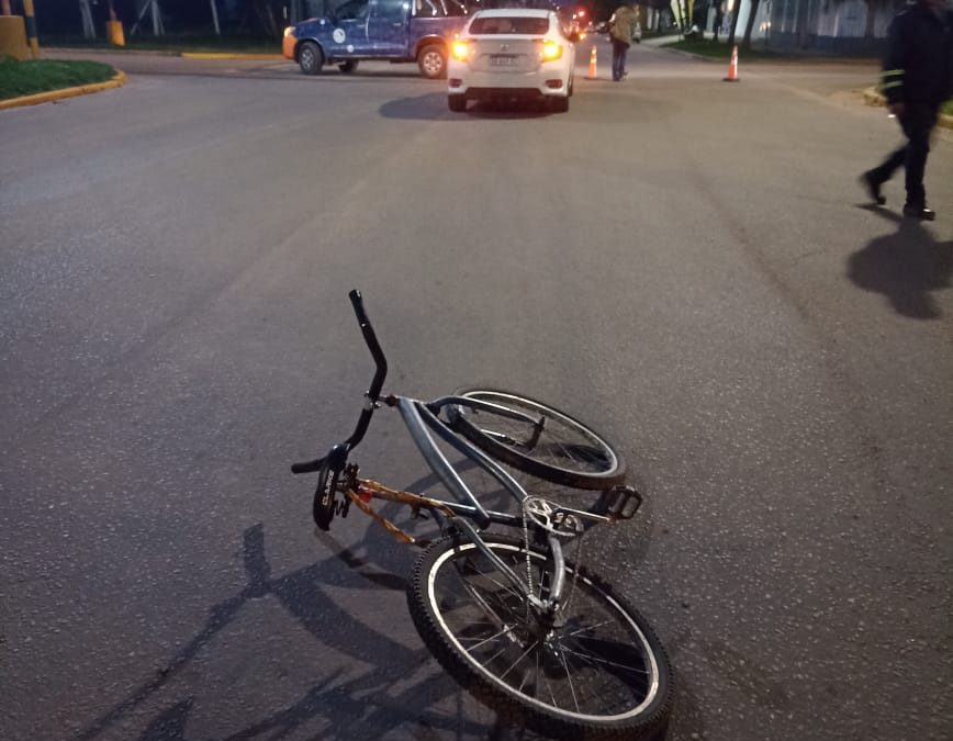Un ciclista fue hospitalizado tras chocar con un auto en Chajarí