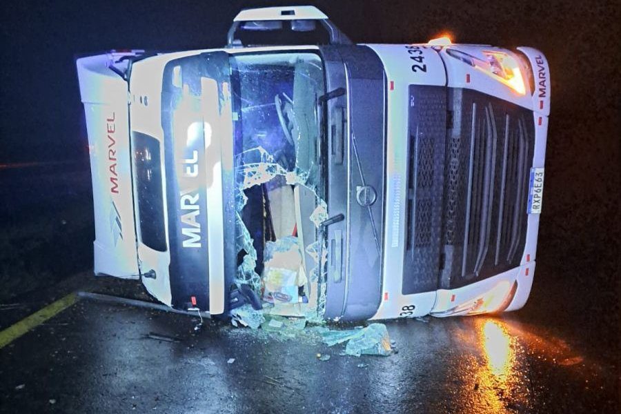 Camionero brasileño se durmió al volante y volcó en la Autovía 14: ocurrió cerca de Chajarí