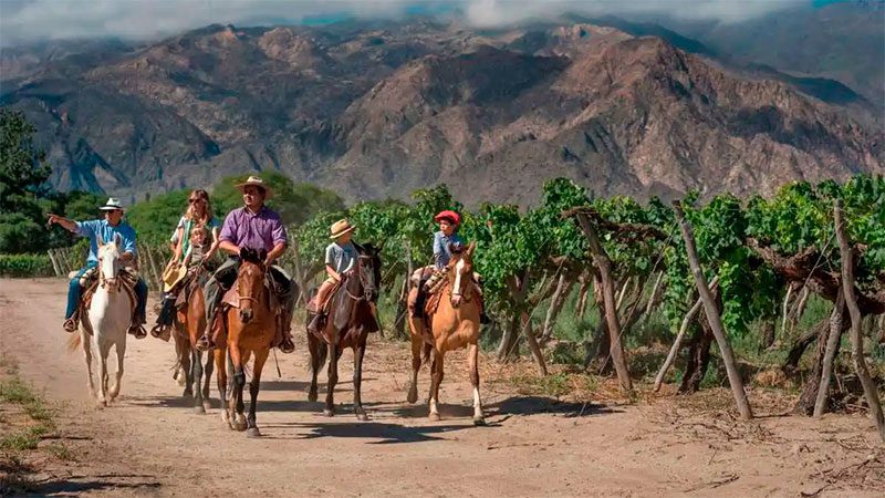 Unos 920.000 turistas gastaron $ 29.000 millones en el fin de semana largo