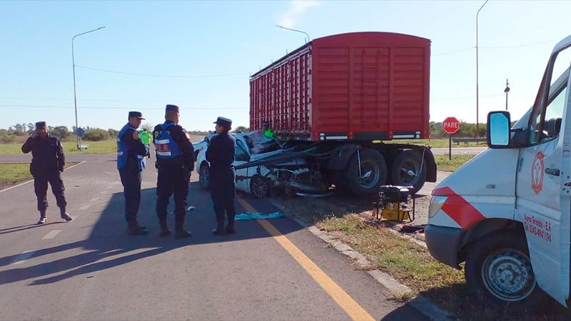 Accidente fatal en ruta entrerriana: auto chocó contra acoplado de un camión y su conductor murió