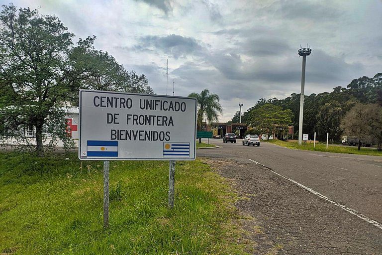 Uruguay dispuso rebaja de tributos al comercio y disminución en las naftas para paliar el éxodo hacia Entre Ríos
