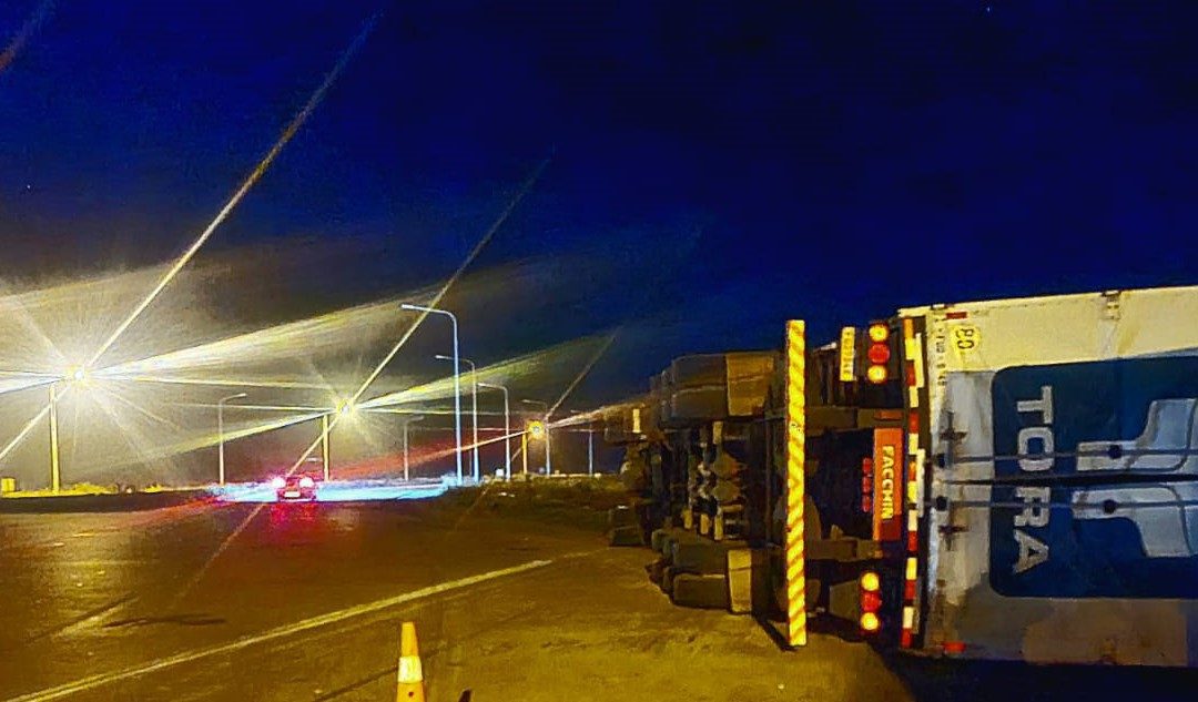 Autovía 14: Un camión volcó en la rotonda de acceso a Federación