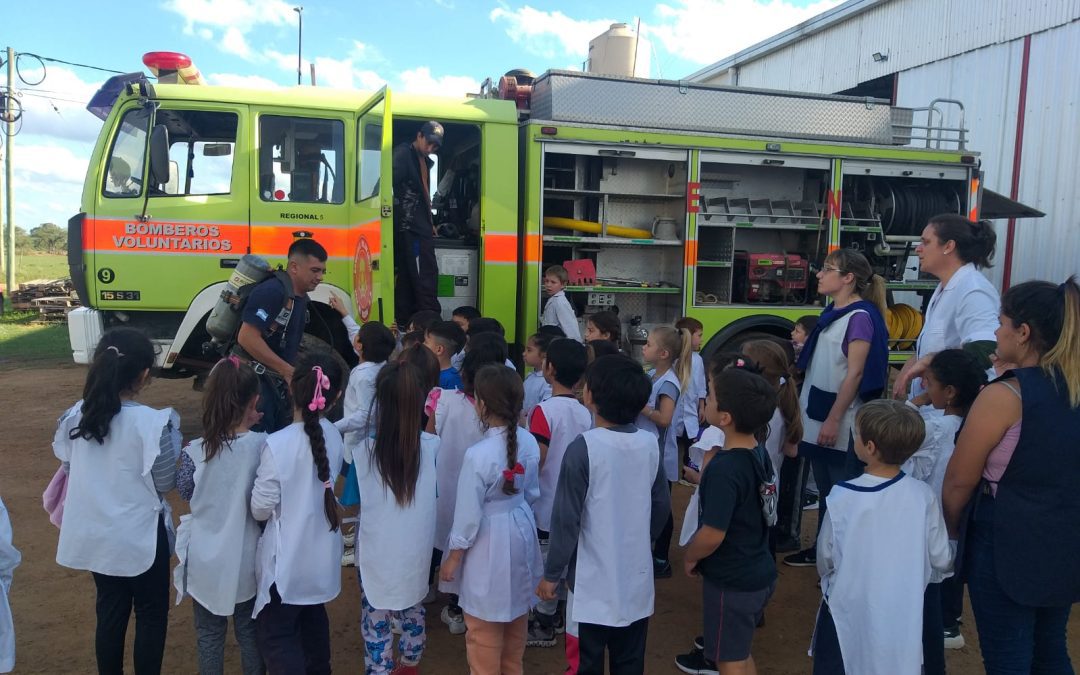 En su día, bomberos voluntarios de Villa del Rosario recibieron el cariño de niños y niñas de la localidad