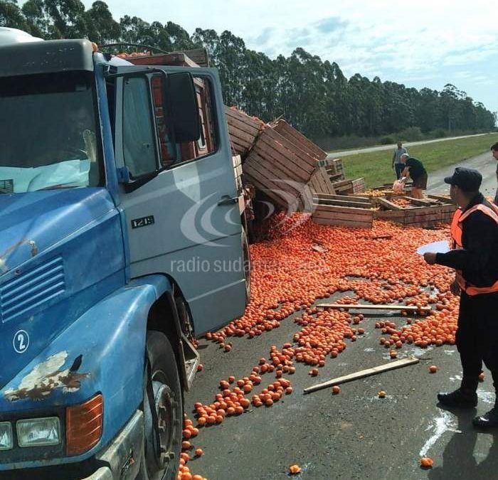 Camión conducido por un chajariense volcó su carga de cítricos en la Autovía 14