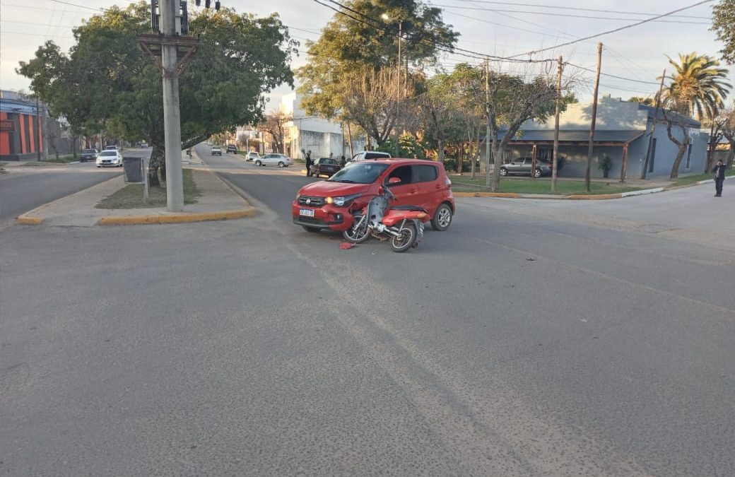 Descontrol en el tránsito de Chajarí: Motociclista fue hospitalizada tras chocar con un auto