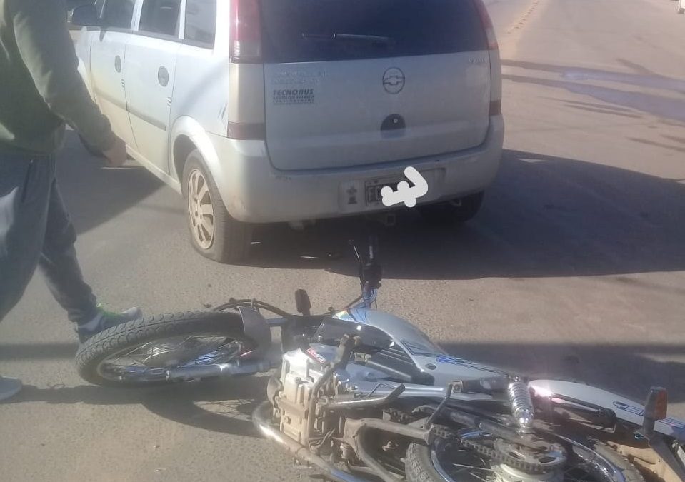 Joven motociclista fue hospitalizada tras chocar con un auto en Chajarí