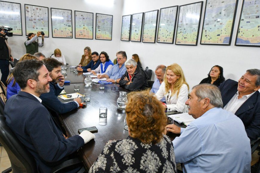 Tras conocerse el índice de inflación, docentes y estatales fueron convocados para continuar las negociaciones salariales