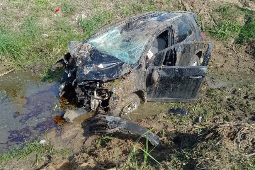 Transitaba por la ruta, chocó contra una columna y terminó en una zanja