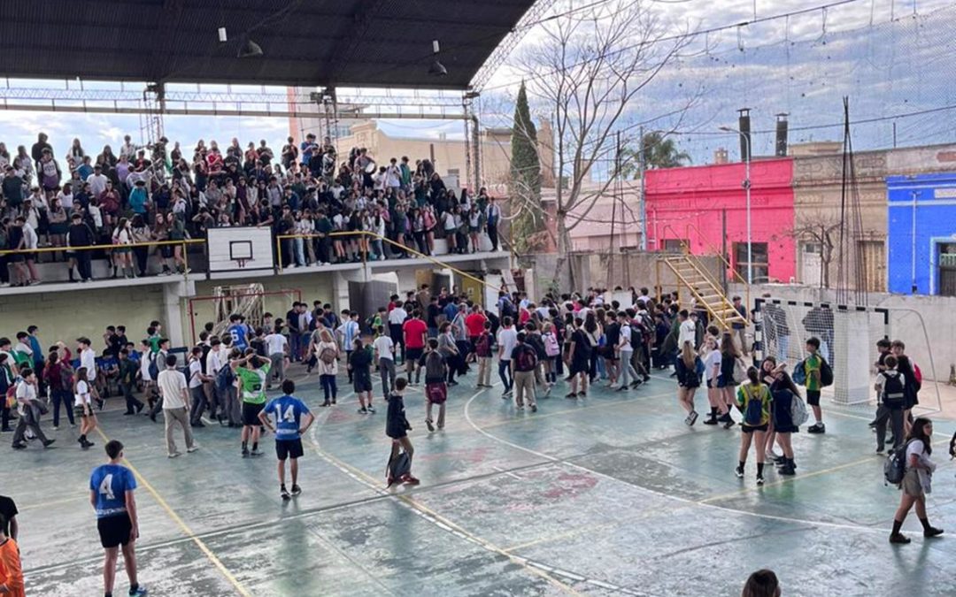 Cedió baranda y tres estudiantes cayeron desde tribuna en partido intercolegial en Concordia