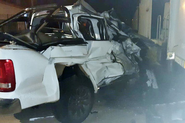 Una camioneta chocó violentamente contra una formación ferroviaria