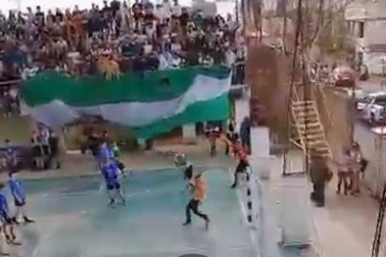 Video: Un celular captó cuando cede la baranda en la tribuna de la escuela Técnica de Concordia