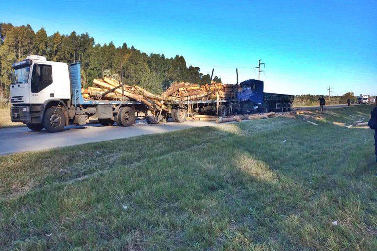 Dos camiones protagonizaron un fuerte impacto en la Autovía 14