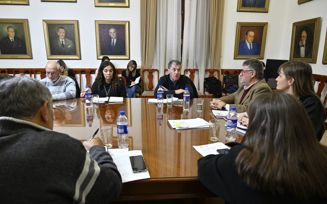 La provincia ofreció a los estatales un 18 por ciento de aumento con los haberes de julio y pasaron a cuarto intermedio