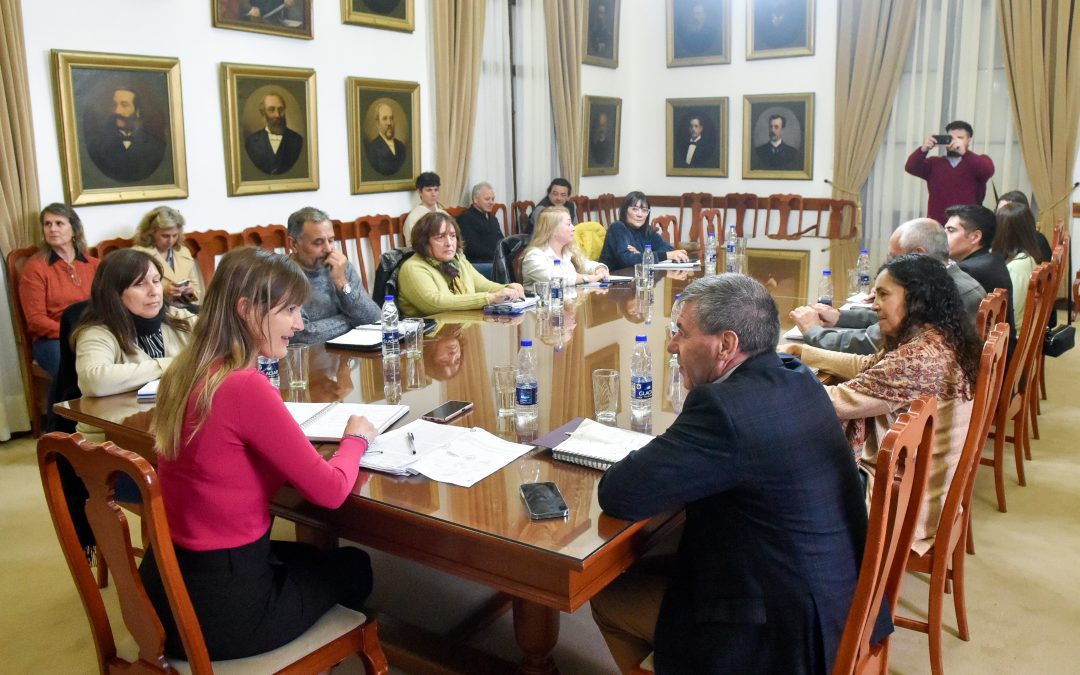 La provincia aumentó la propuesta para los estatales y los gremios aceptaron