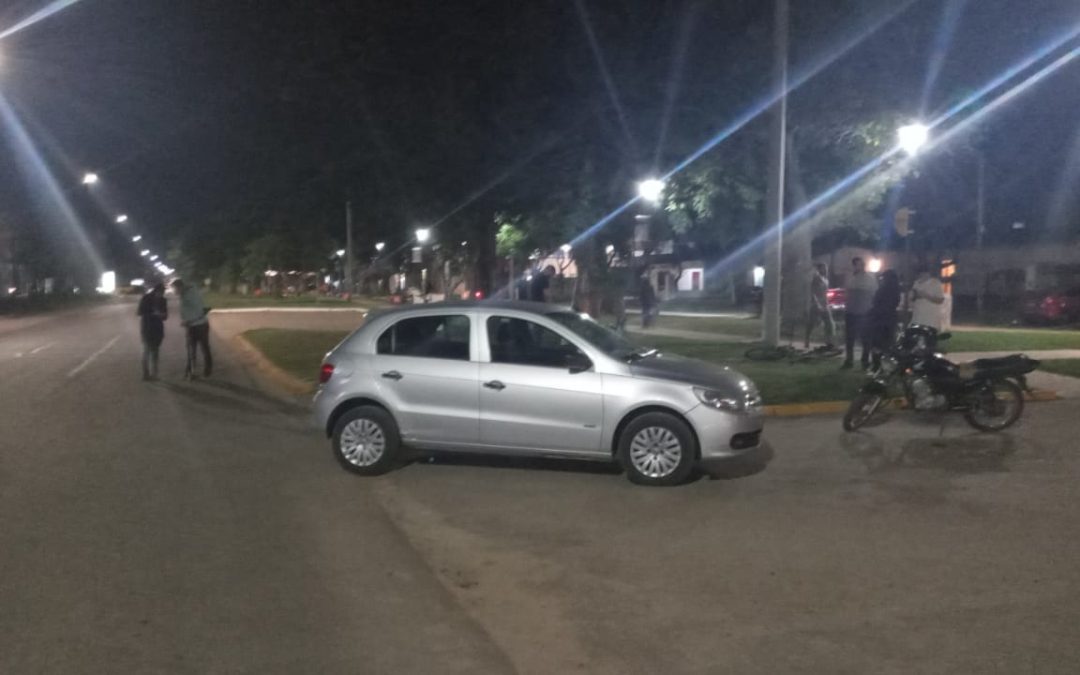Un joven y un menor con lesiones tras choque entre una moto y un auto en Chajarí